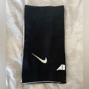 New Without Tag Reversible Nike Scarf - Black and Cream